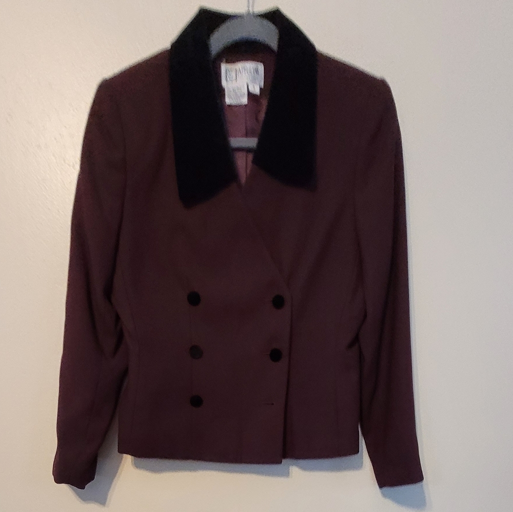 Atrium Collection size 6 gently used